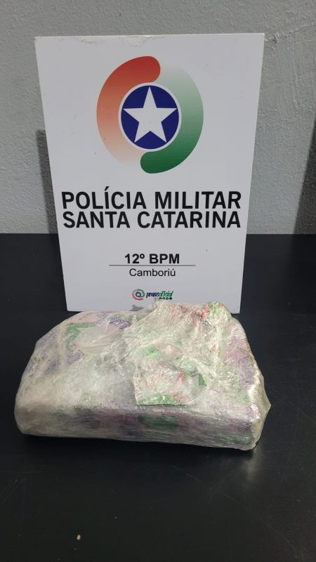 Imagem mostra droga apreendida que teria sido arremessada do carro durante fuga