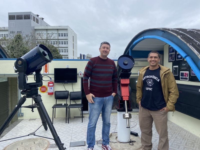 Professor Roberto Saito e estudante Vitor Fermiano participaram de descoberta de novo planeta