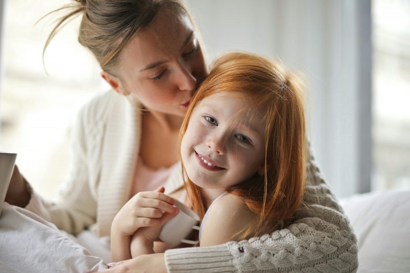 Imagem mostra mãe e filha após uma conversa sobre educação sexual