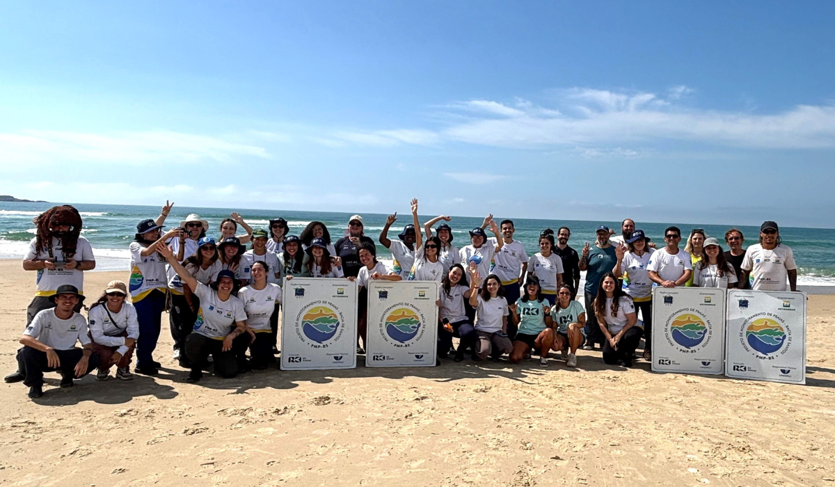 Equipe do projeto durante a soltura dos 14 pinguins na última semana, em Florianópolis - Regina Reis/R3 Animal/Divulgação/ND