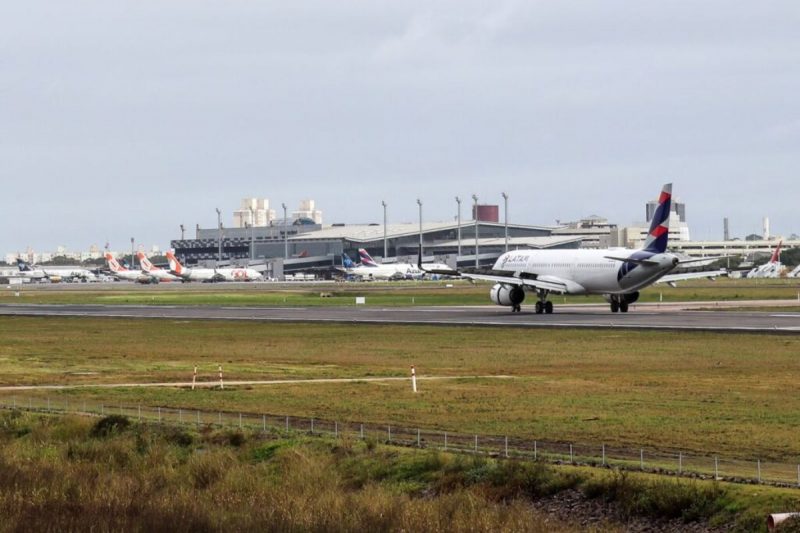 Avião pousa em pista do Aeroporto de Porto Alegre