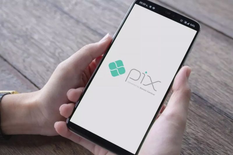 SC é o estado que menos faz transferências via Pix no país, aponta estudo da Fundação Getúlio Vargas. Na imagem, um celular com aplicativo do Pix aberto
