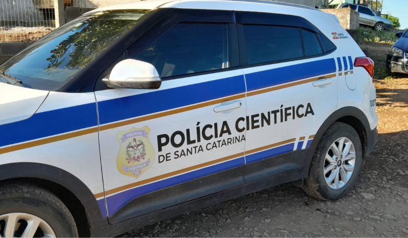 Viatura da Polícia Científica de SC estacionada em terreno de terra batida