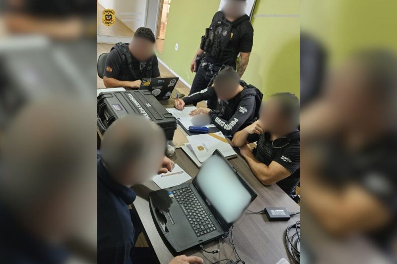 As investigações começaram após a suspeita de que determinadas conexões de internet teriam conteúdos de pornografia infantil; material apreendido na operação será encaminhado para perícia 