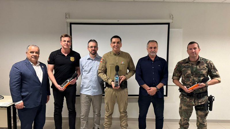 imagem de policiais de Balneário Camboriú com sonômetros