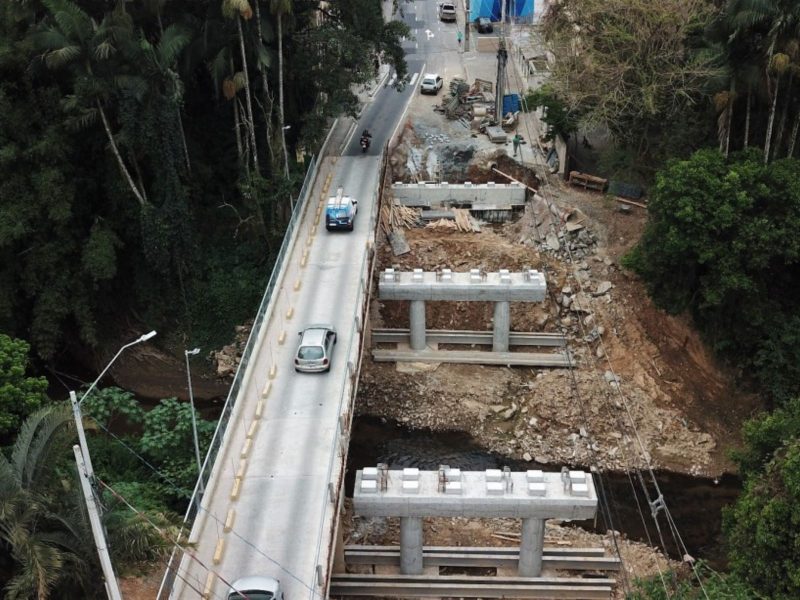 Imagem de drone que mostra as obras na ponte na Rua Paraíba 