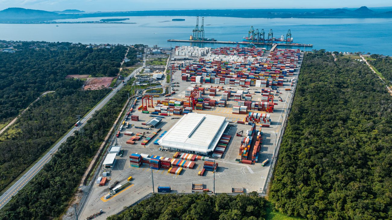 O terminal possui dois berços de atracação que somam um comprimento total de 800 metros por 43 metros de largura, e uma profundidade natural de 16 metros - Porto Itapoá/Divulgação/ND