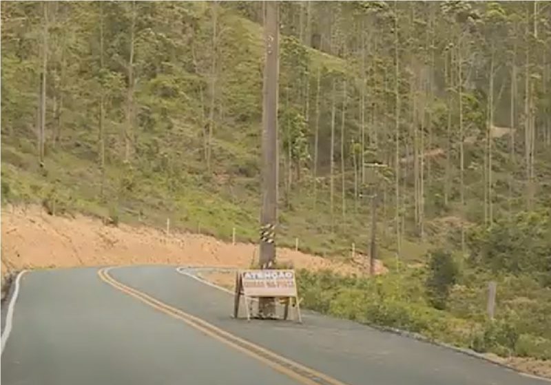 Poste colocado no meio da via após obras em Ilhota 