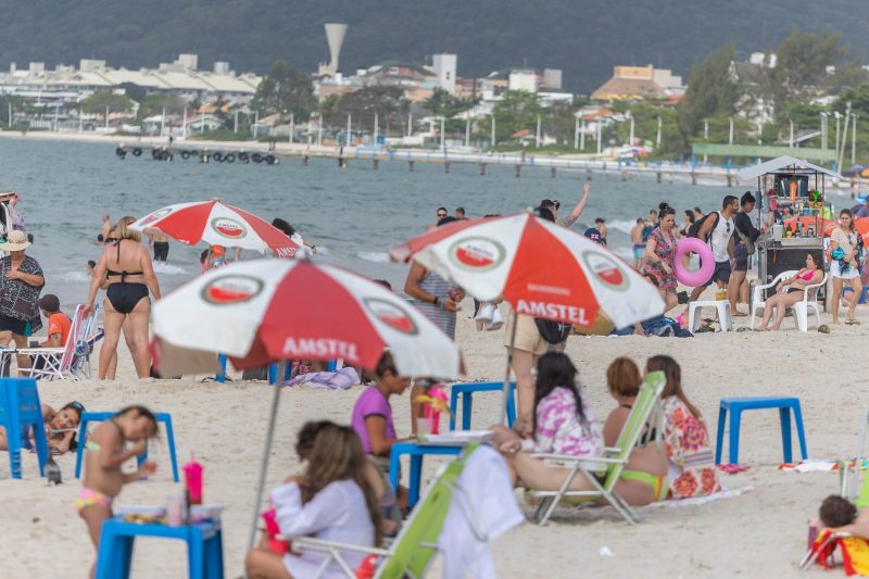 praia cheia em Florianópolis; cidade estima alta de turistas estrangeiros no verão