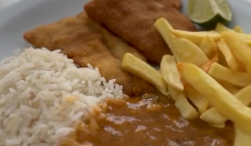 Foto mostra "Prato manezinho", tem arroz, batata frita, pirão, dois pedaços de peixe à milanesa e um pedaço de limão