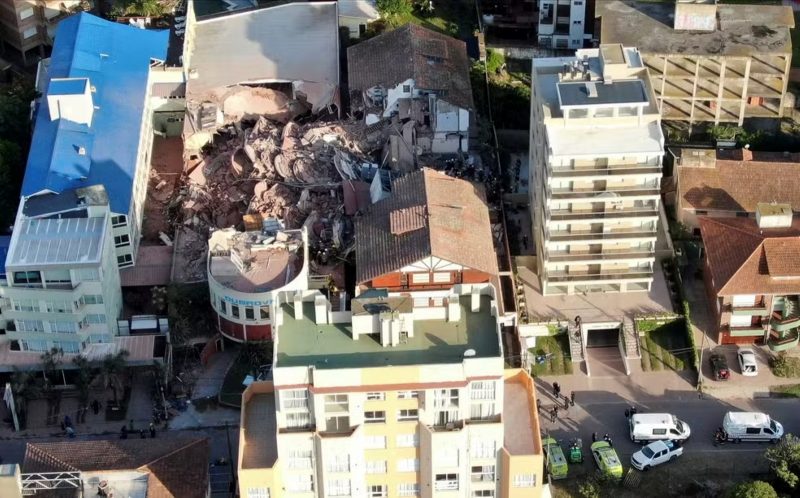 Desabamento de hotel resultou na morte de uma pessoa e deixou pelo menos sete desaparecidas. Na imagem, a vista aérea dos escombros do prédio