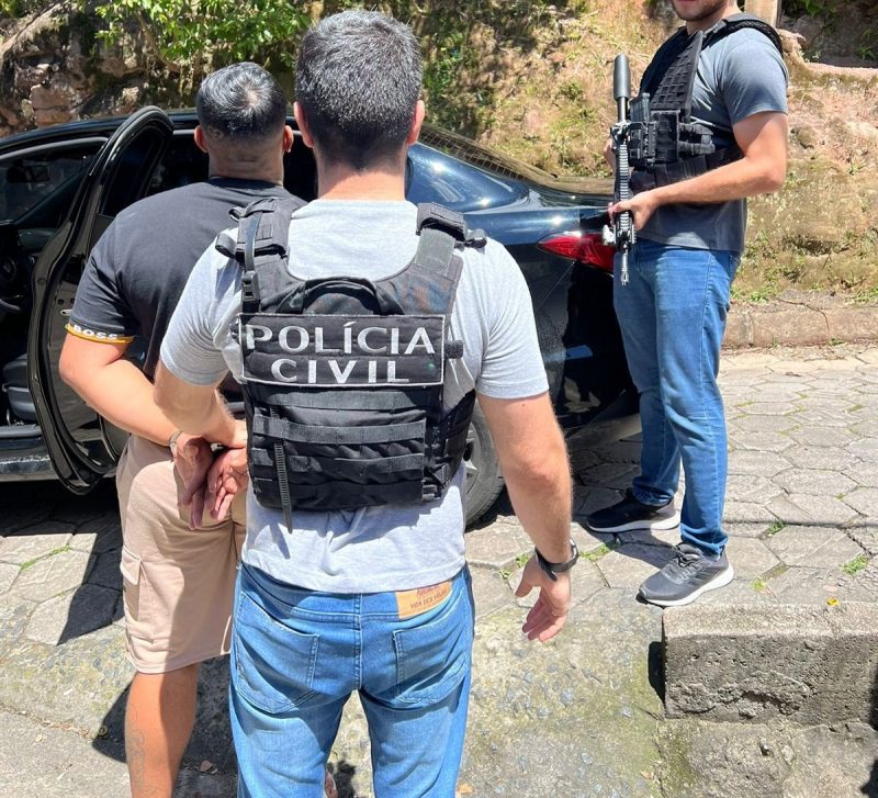 Suspeito de roubo a casa em Blumenau sendo preso pela Polícia Civil na tarde desta terça-feira