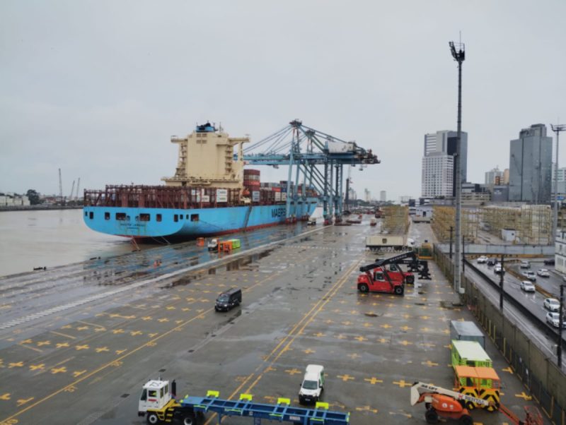 Imagem mostra navio atracado no Porto de Itajaí