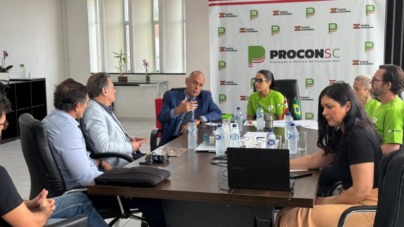 Procon se reuniu com representantes de sindicatos e donos de postos de SC para averiguar aumento do preço da gasolina no estado - Foto: Eduardo Leiros/Procon SC/Reprodução/ND