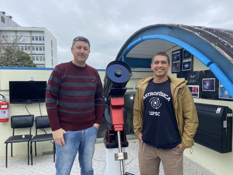 Professor e estudante que descobriram novo planeta, no Observatório Astronômico da UFSC