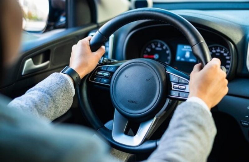 mulher aparece ao volante e mostra quem dirige melhor 