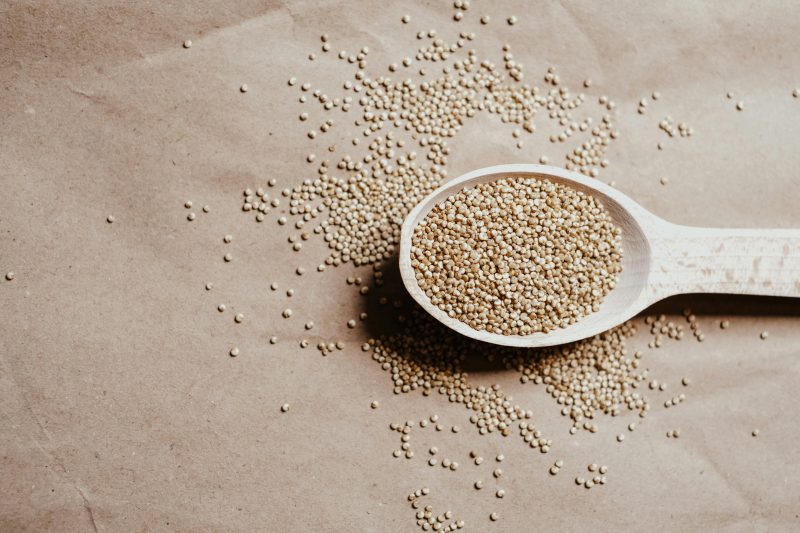 Quinoa em uma colher de madeira