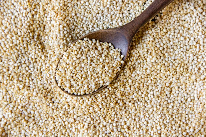 Quinoa em uma colher de madeira