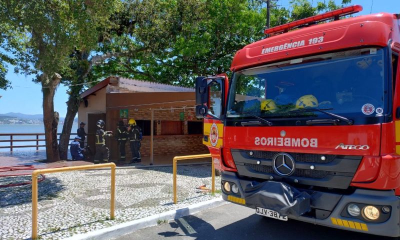 Quiosque de praia Água na Boca, no bairro Bom Abrigo