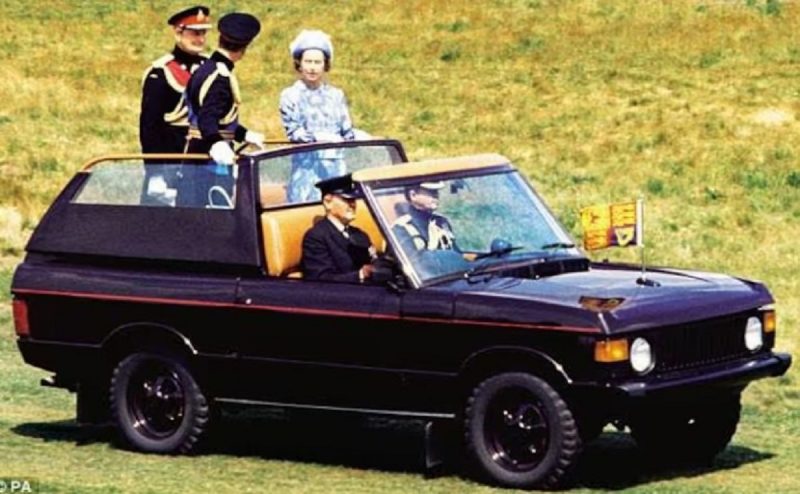 na imagem aparece mais um carro que a rainha elizabeth II durante viagem internacional