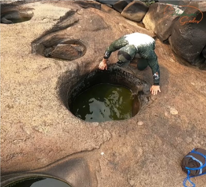 Pescador olhando buraco onde iguana se debatia