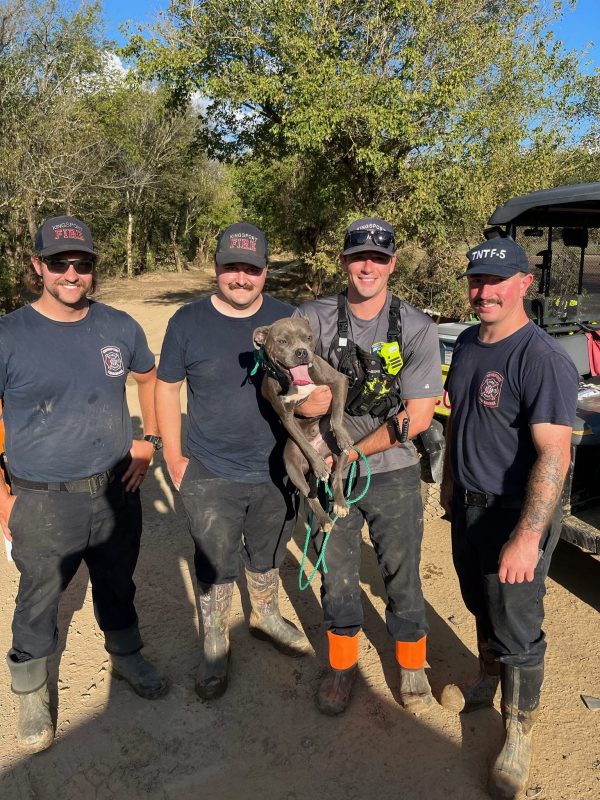 Equipe de resgate com a cachorra Athena