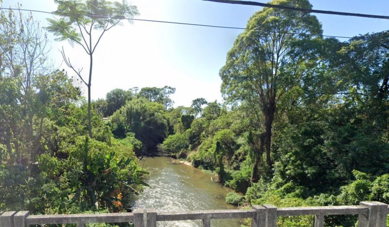 Corpo amarrado foi encontrado boiando no Rio Imaruí, em São José, foto mostra rio