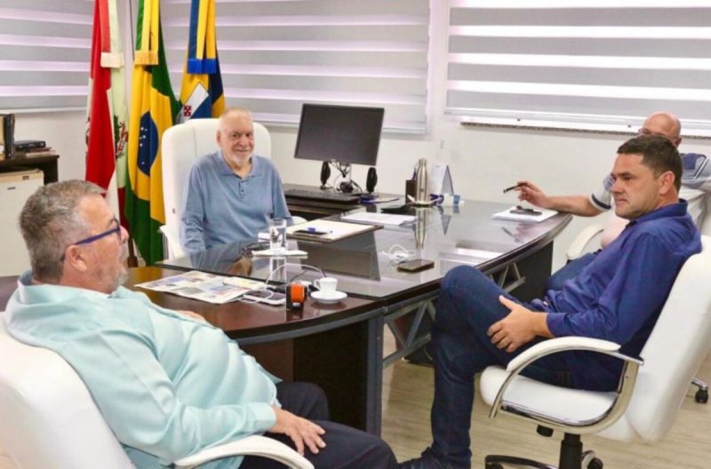 Foto mostra prefeito eleito (à direita), que anunciou sua equipe de transição de governo