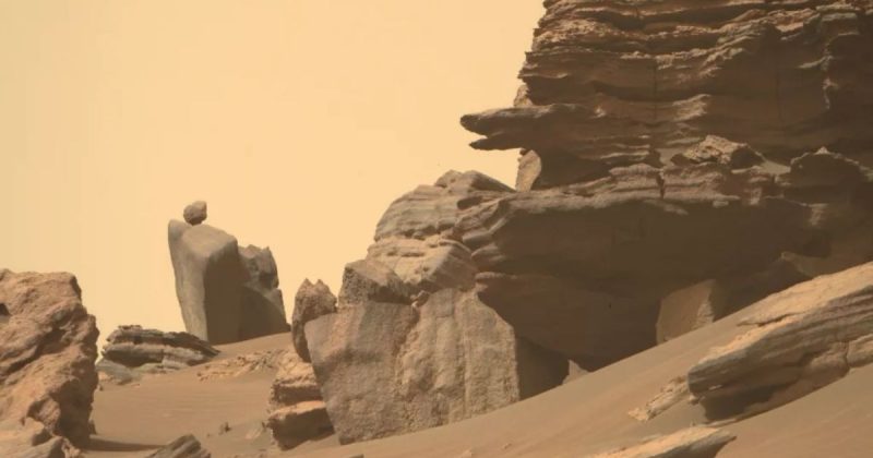 Rocas en el suelo de Marte llenas de arena.