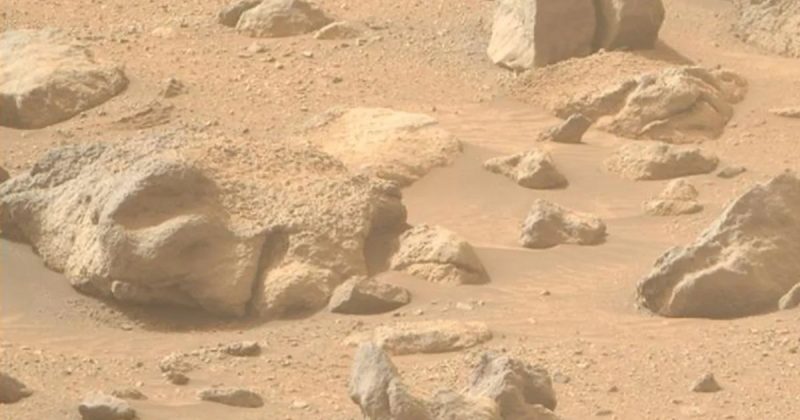 Rocas en el suelo de Marte llenas de arena.