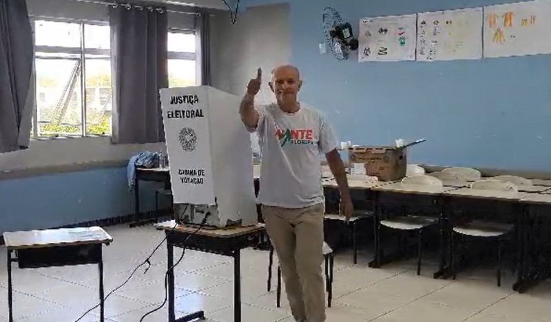 Portanova (Avante) vota em colégio de Florianópolis