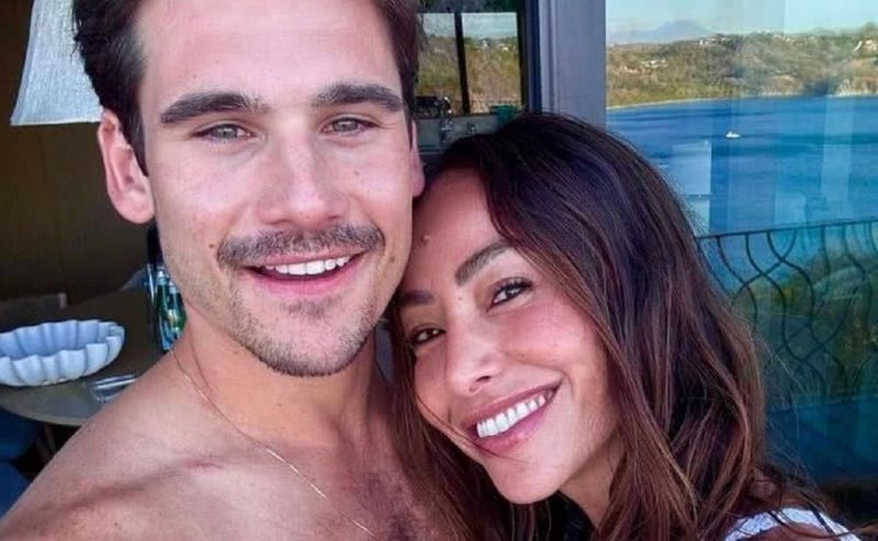 na foto aparecem a apresentadora Sabrina Sato e o ator Nicolas Prattes sorrindo em hotel