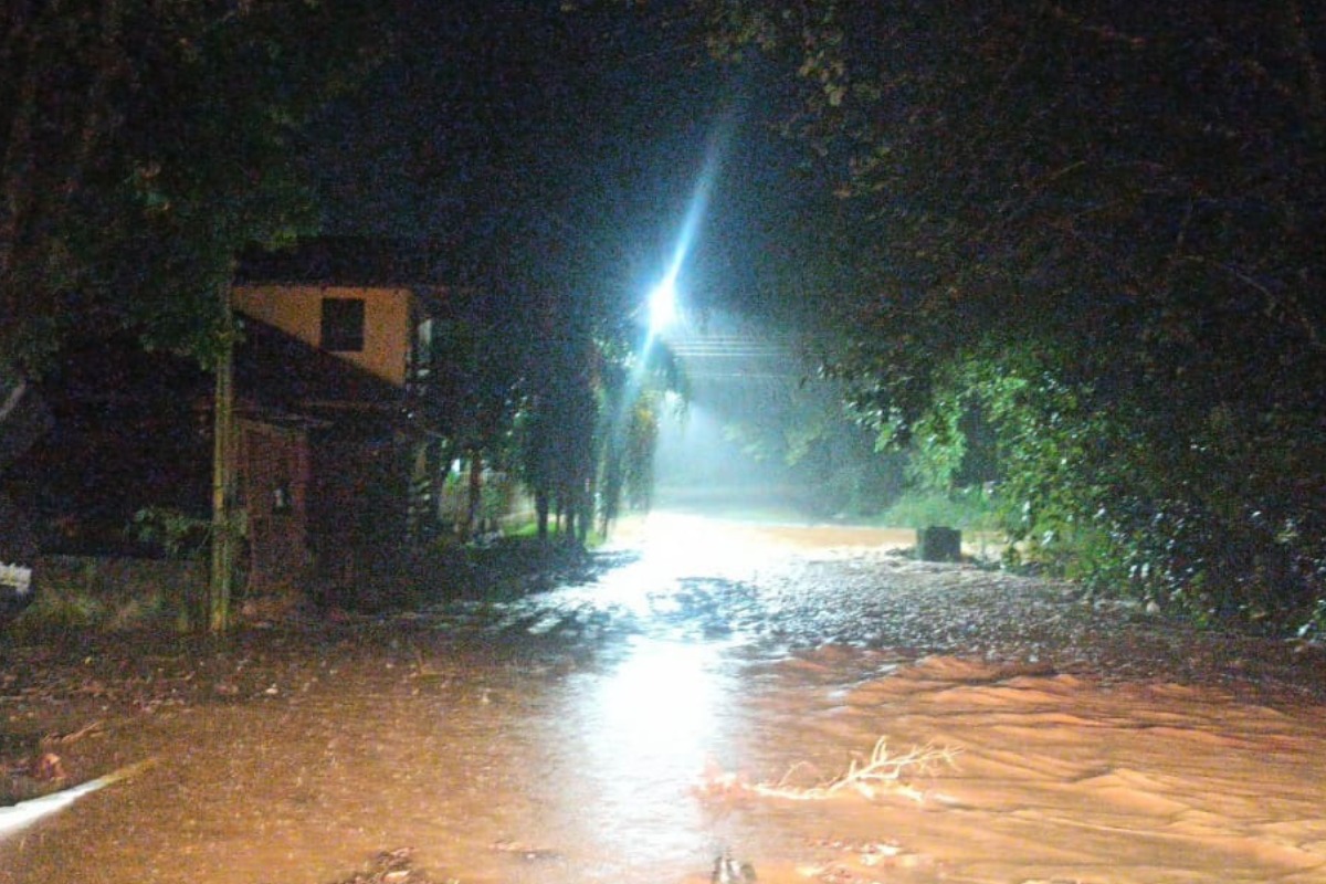 Chuva intensa causou alagamentos, alagou ruas e atingiu casas em São Carlos; Uma gestante foi socorrida pelos bombeiros, na noite de quinta. - Defesa Civil/Reprodução