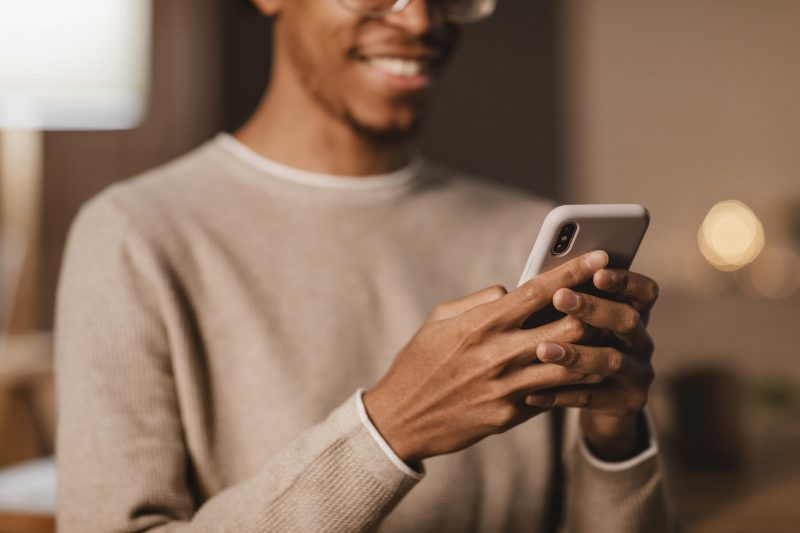 Homem mexendo no celular e recebendo mensagens 