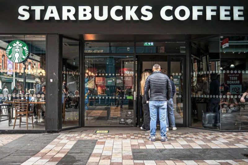 Starbucks ameaça demitir funcionários