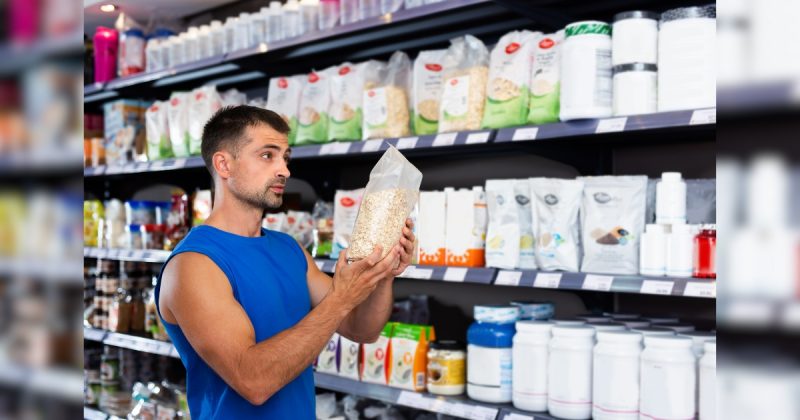 Homem segurando suplementos alimentares