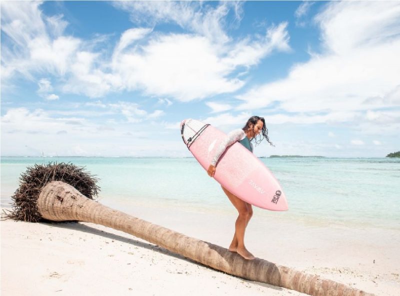 Foto da surfista em praia paradisíaca antes de ser morta por um peixe-espada