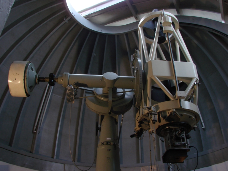 Telescópio Zeiss, do Observatório do Pico dos Dias, usado na descoberta do novo planeta