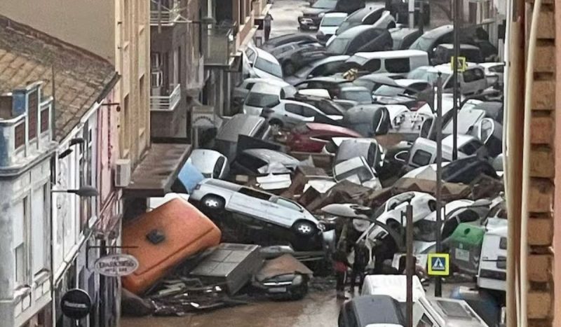 Tempestade na Espanha causa enxurradas que arrastou e empilhou carros, foto mostra veículos amontoados um em cima do outro em rua