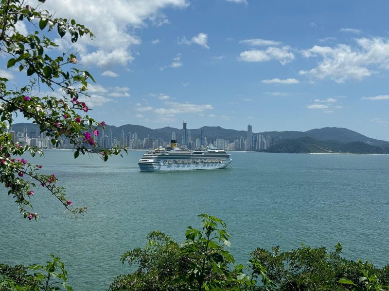 Foto mostra navio de cruzeiro no mar de Balneário Camboriú