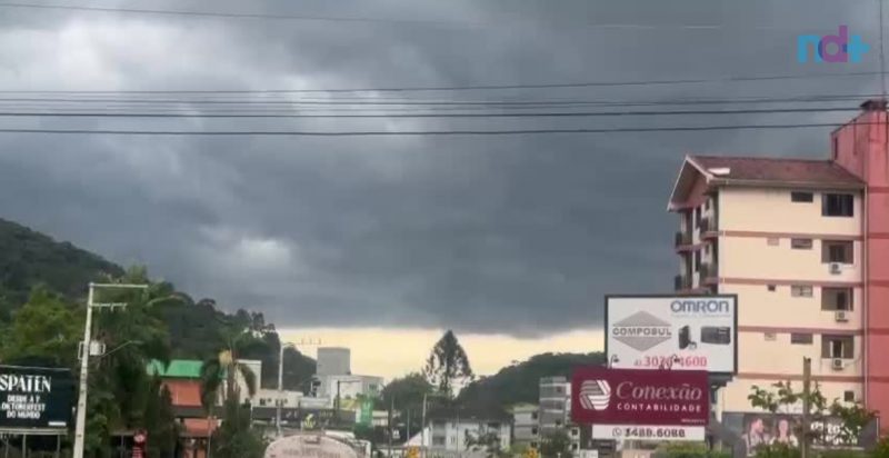 Imagem mostra céu encoberto por nuvens em Blumenau em previsão de temporal 