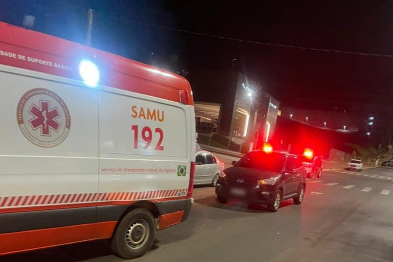 Um homem ficou ferido em uma troca de tiros em frente a um bar em Chapecó.