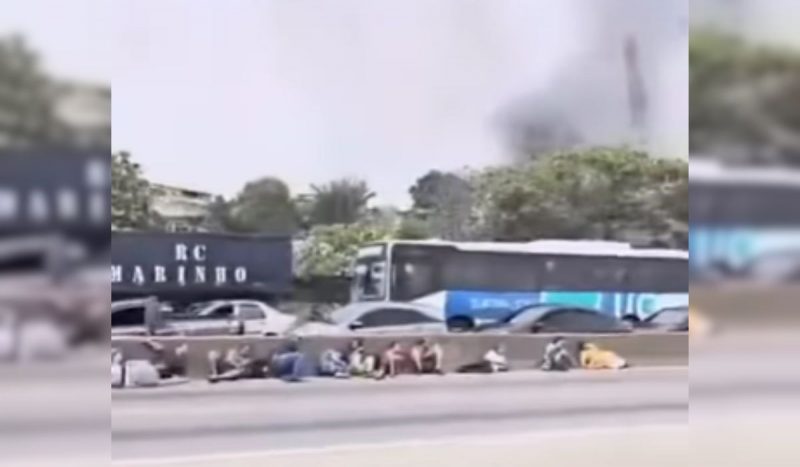 Civis deitam no chão, na Avenida Brasil, durante tiroteio no Rio de Janeiro 