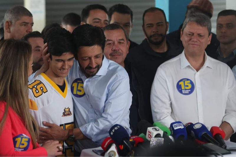 Tomás Covas com o prefeito Ricardo Nunes (MDB) e o governador Tarcísio de Freitas (Republicanos)