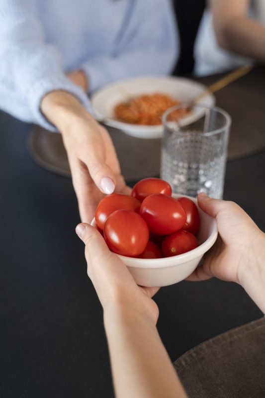 Prato de tomates sendo oferecidos