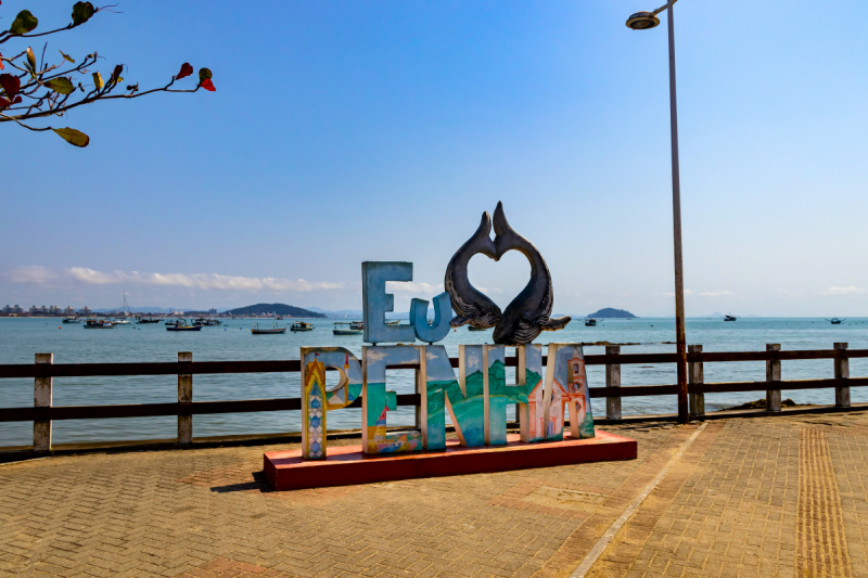 Praia de Penha Foto mostra praia de penha com o letreiro "Eu amo Penha". Cidade está com concurso público aberto.