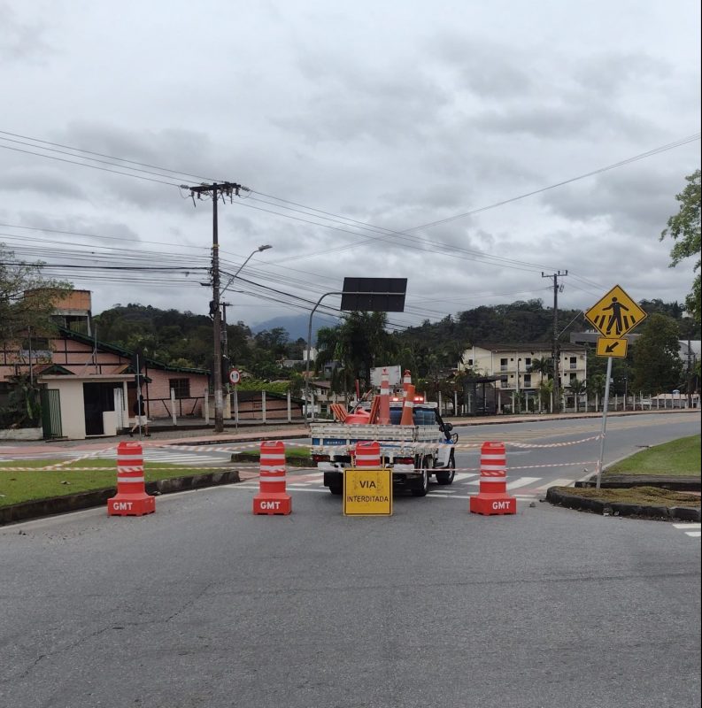 Trânsito interrompido em via de Blumenau