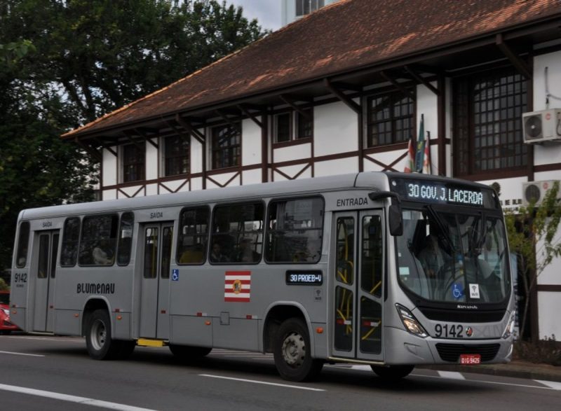 ônibus do transporte coletivo de Blumenau transitando por rua da cidade