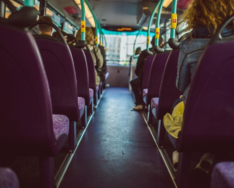 pessoas sentadas de costas no transporte coletivo urbano 