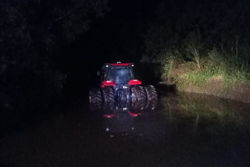 trator ilhado no meio de uma plantação em água doce